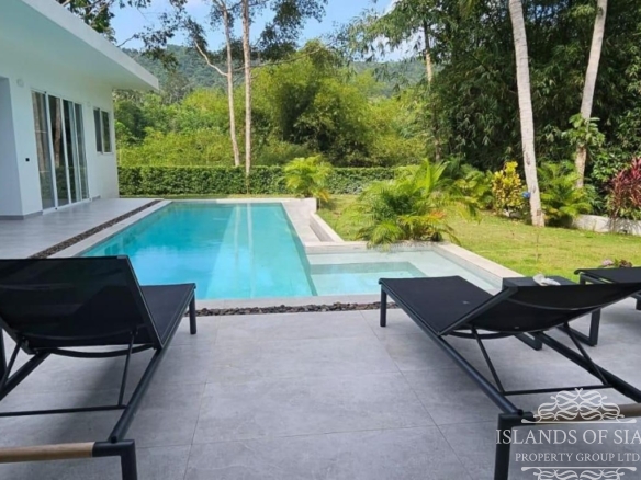  Beautiful 4-Bedroom Pool Villa in Lamai