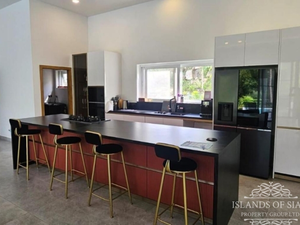  Beautiful 4-Bedroom Pool Villa in Lamai