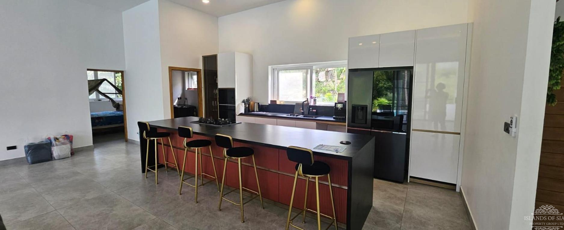  Beautiful 4-Bedroom Pool Villa in Lamai