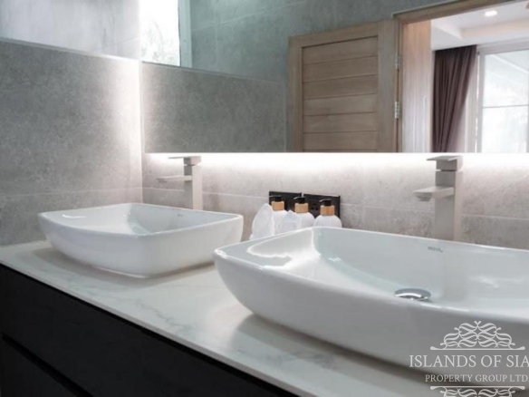 Modern 4-bedroom pool villa sea view