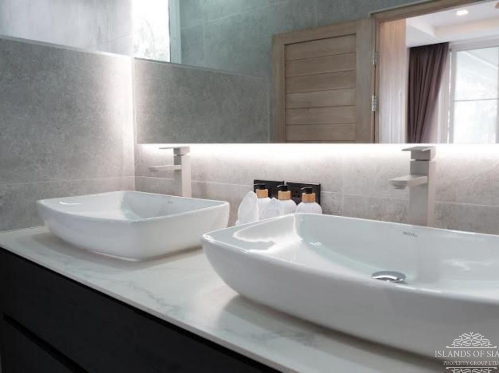 Modern 4-bedroom pool villa sea view