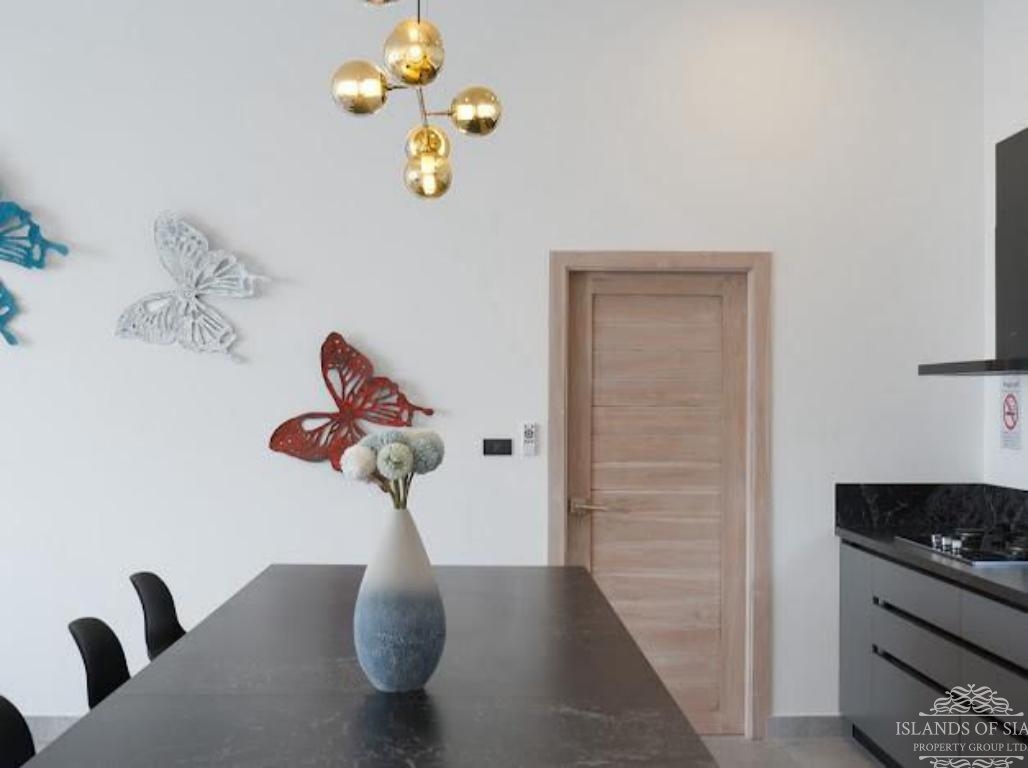 Modern 4-bedroom pool villa sea view