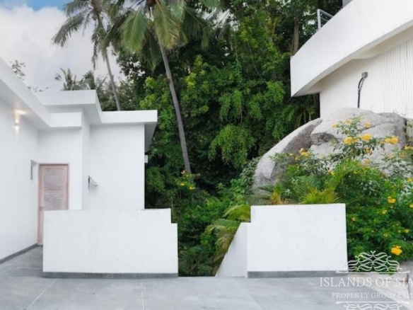 Modern 4-bedroom pool villa sea view