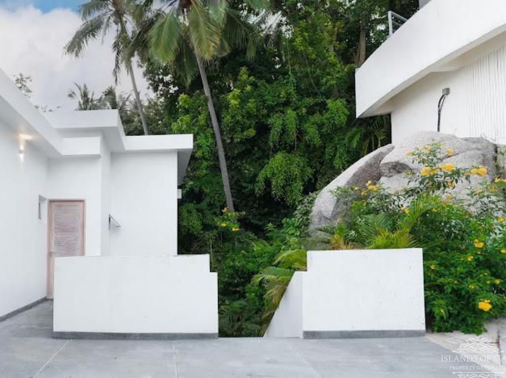 Modern 4-bedroom pool villa sea view