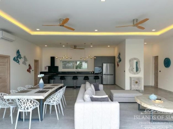 Modern 4-bedroom pool villa sea view