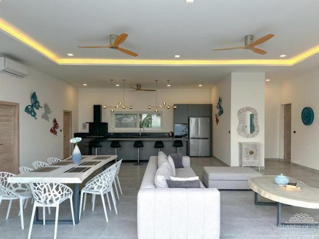 Modern 4-bedroom pool villa sea view