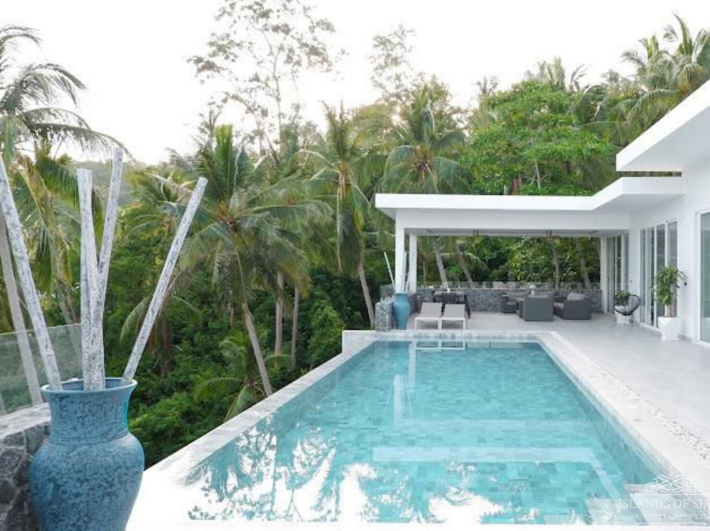 Modern 4-bedroom pool villa sea view