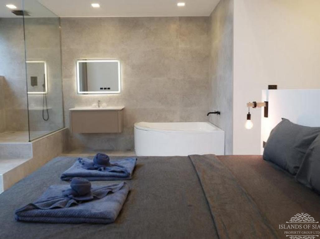 Stunning 5 bedrooms pool villa sea view