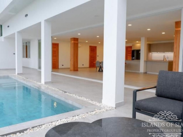 Stunning 5 bedrooms pool villa sea view